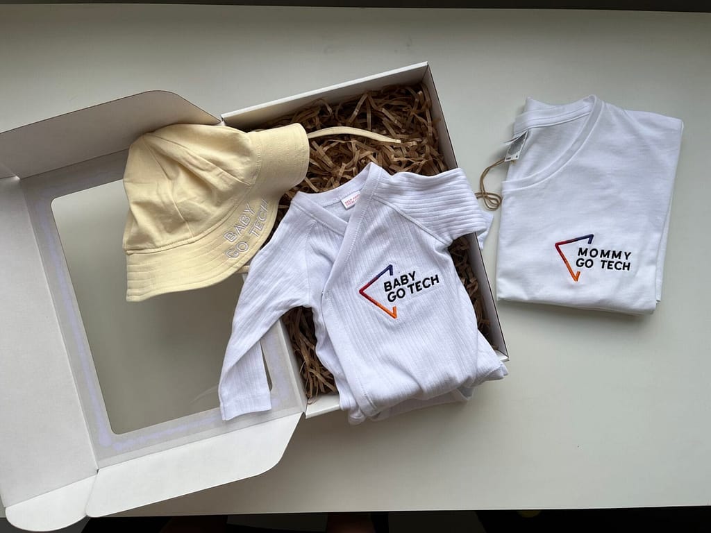 siuvinejimas ant drabuziu, siuvinejimas seimai, siuvinejimas ant vaikisku drabuziu, siuvinejimas visiems, dovanos visiems, dovanos seimai, personalizuotas siuvinejimas, individualus siuvinejimas, siuvinejimas kaune, siuvinejimas vilniuje, siuvinejimas klaipedoje, siuvinejimas ant drabuziu kaune, siuvinejimas ant drabuziu vilniuje, siuvinejimas ant drabuziu klaipedoje